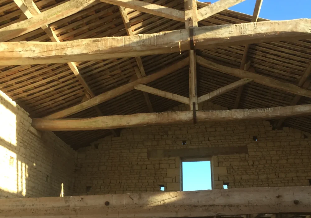 charpente-traditionnelle-renovation-grange.webp