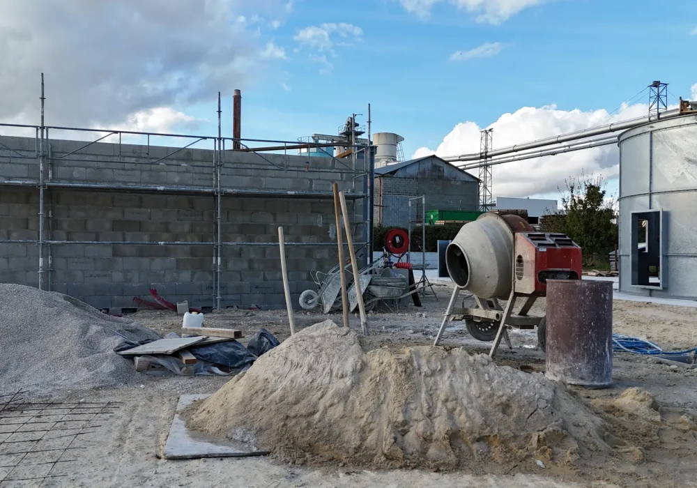 construction-batiment-parpaings-site-industriel.webp