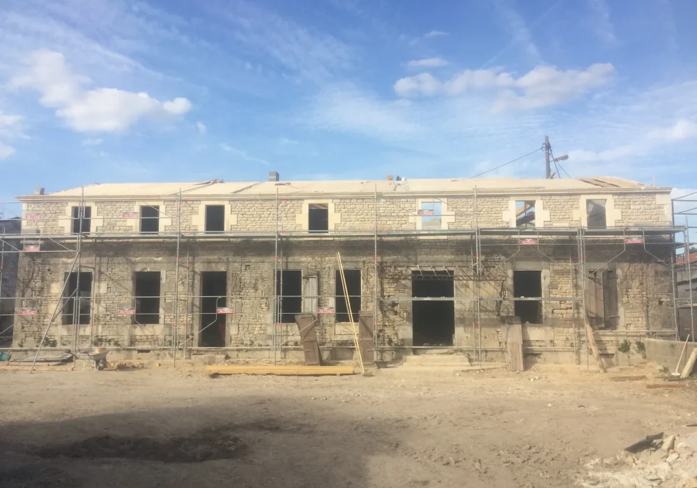 renovation-batiment-pierre-echafaudage.webp