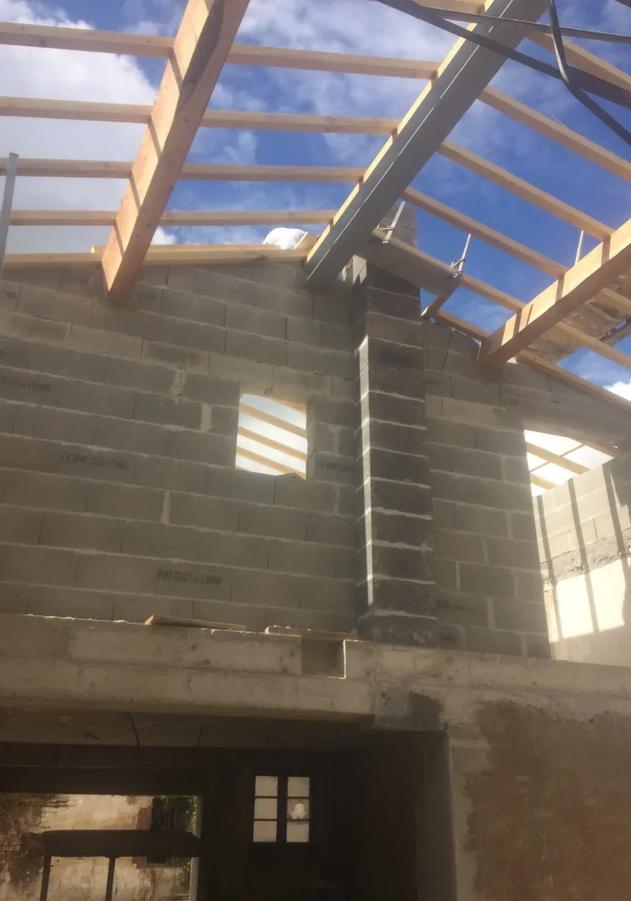 renovation-charpente-maison-pierre.webp
